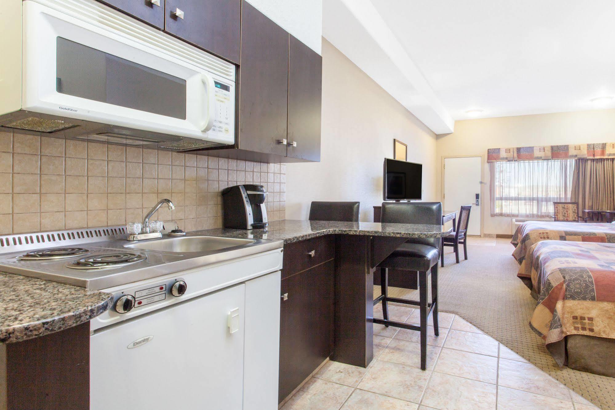 Ramada By Wyndham Drayton Valley Exteriör bild